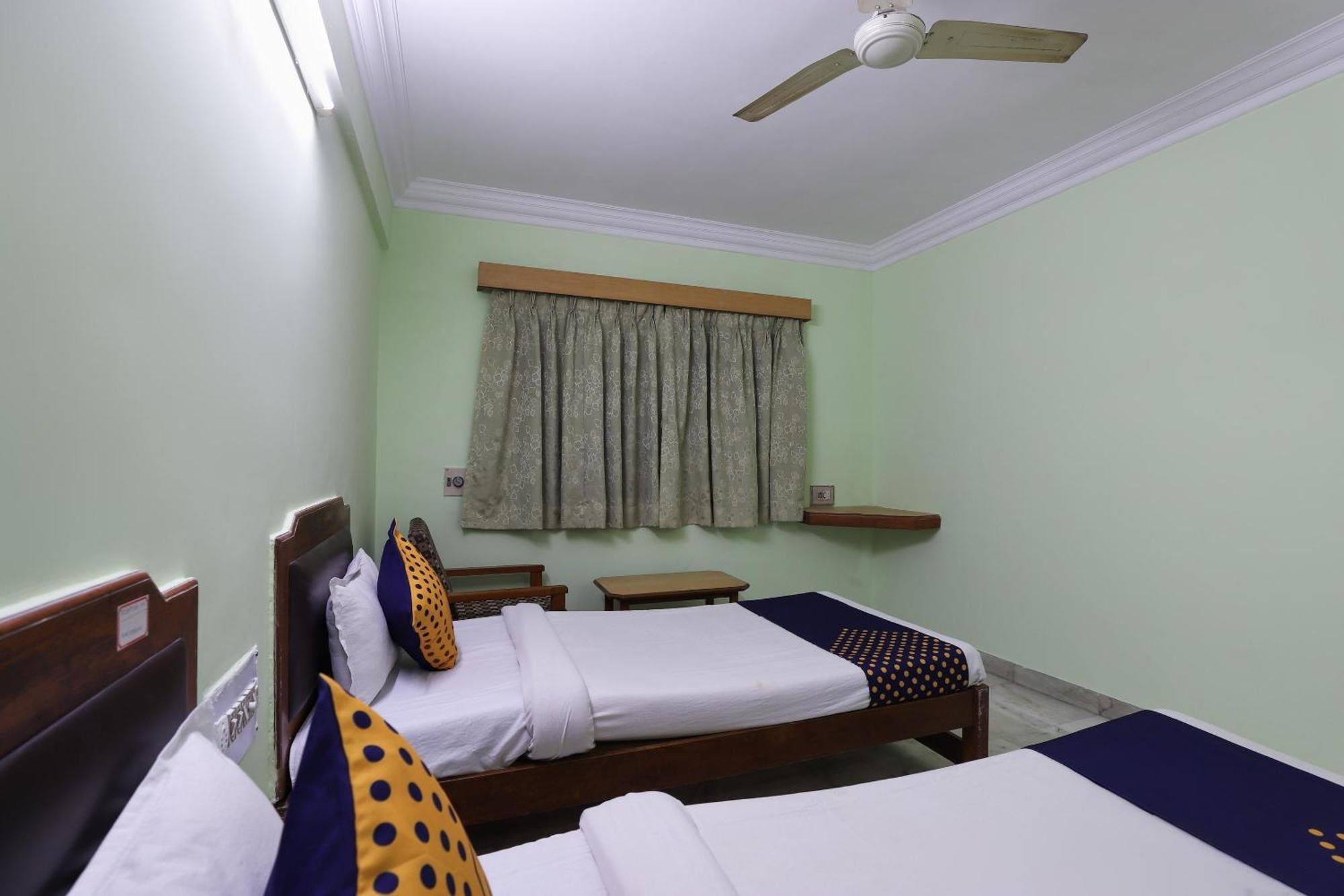 Spot On Hotel Hilltop Vadodara Exterior foto