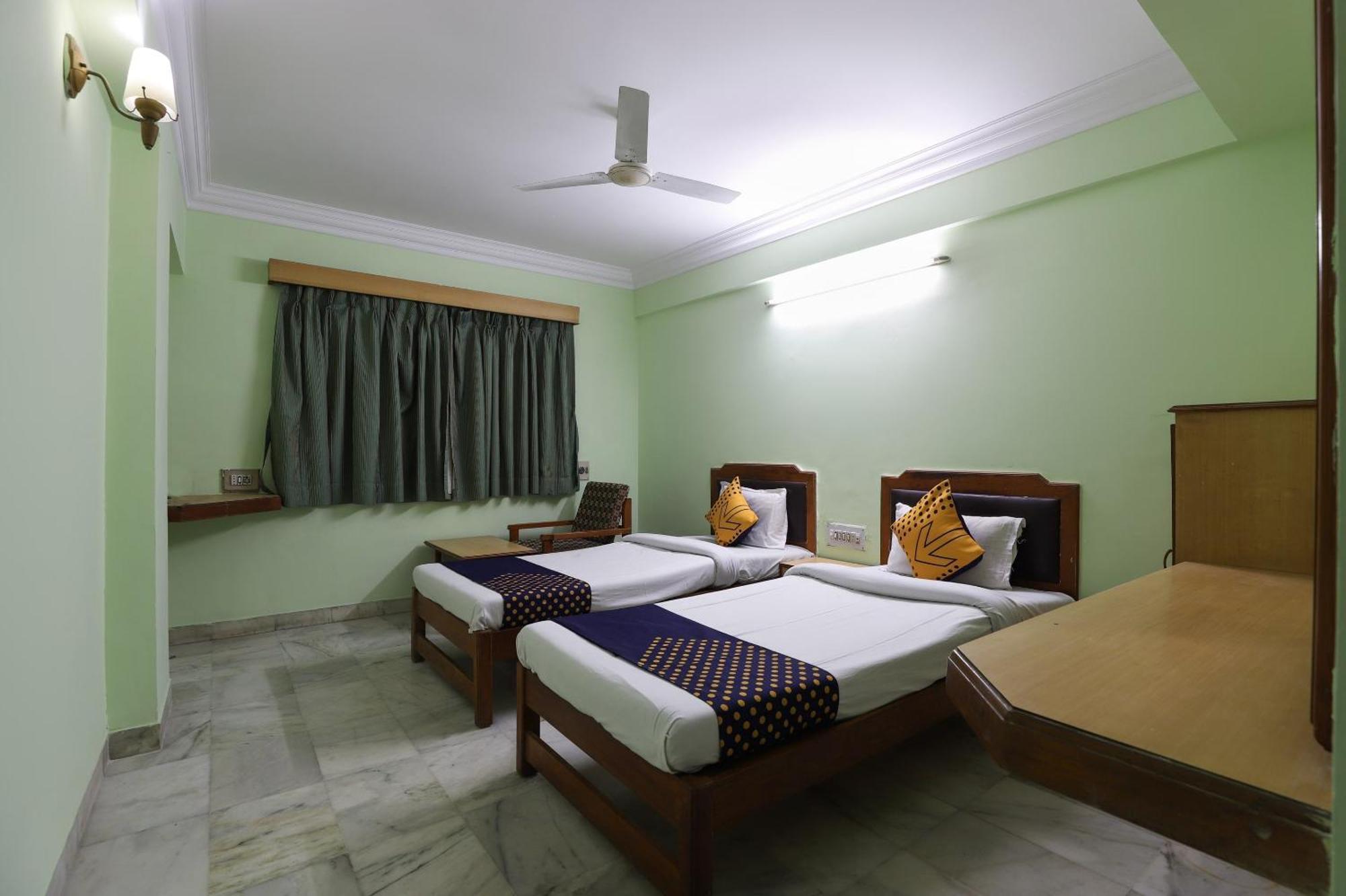 Spot On Hotel Hilltop Vadodara Exterior foto